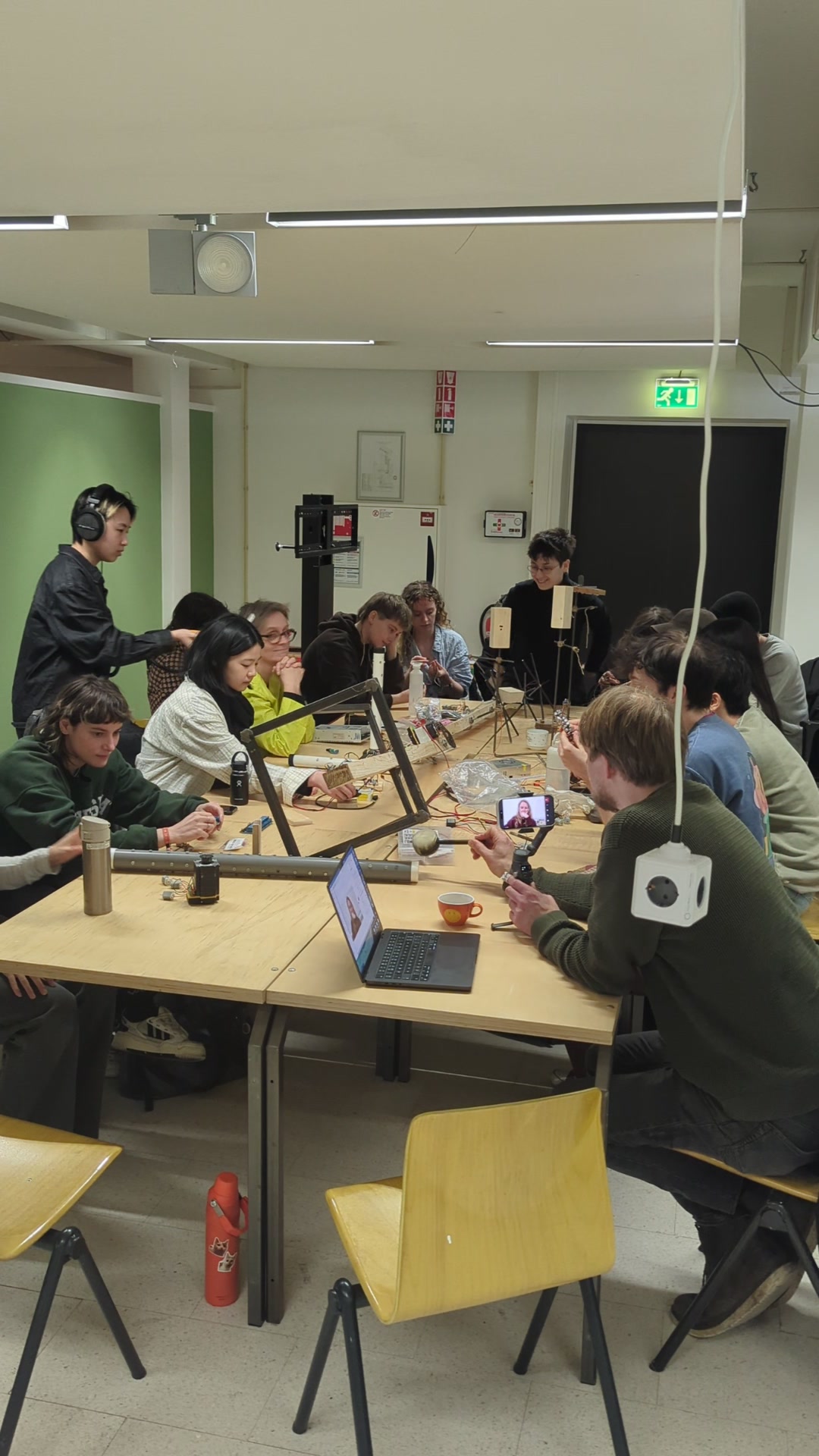 Open studio, Frank Mohr Institute (1). Table, participants, materials on the question.